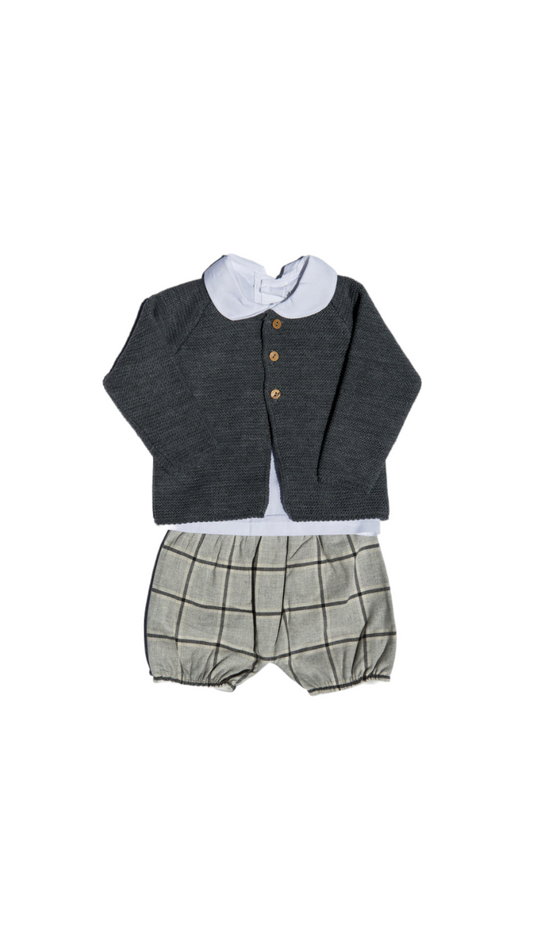 Conjunto bermuda cuadros con suéter gris